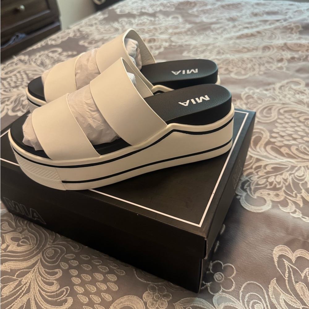 MIA White Platform Shoes with Classic Design - Picture 2 of 5